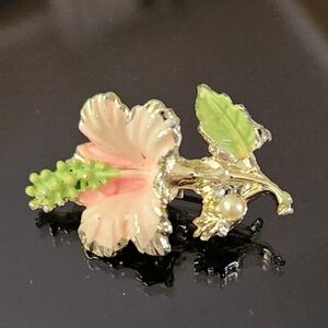 Hibiscus pin vintage